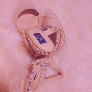 Jones New York Elegant Cream Heels with Jewel Details – Sophisticated Party Pump